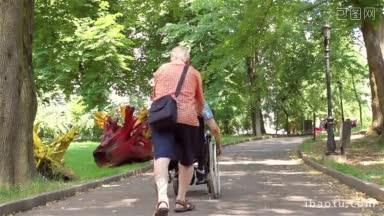 老人和坐轮椅的残疾年轻人在公园里散步